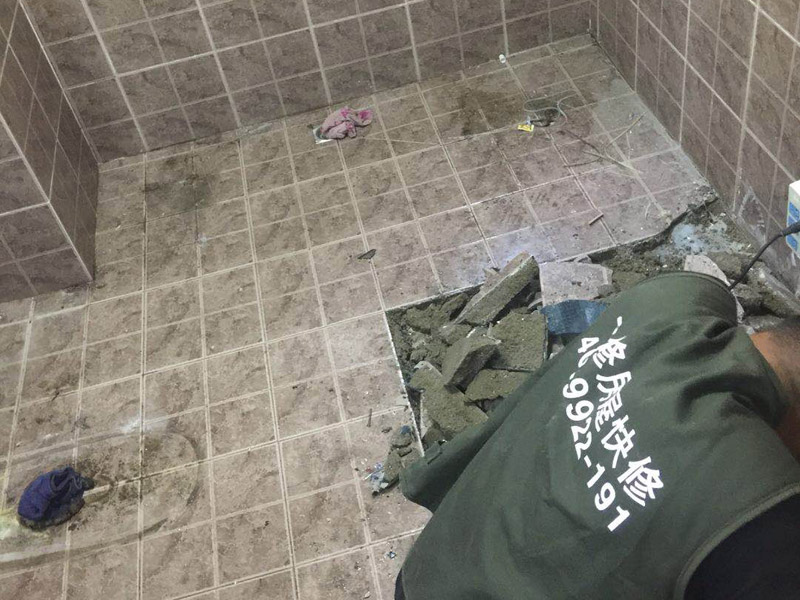 衛生間地面拆除裝修：1、若是家里的地磚已經是出現部分破損、很多空鼓或者剝落、外層釉質已經磨損，或難洗的污漬，通常這時就要對地磚進行拆除更新才行，或是對它進行簡單修補一下就可以了。假如只考慮更換幾塊地磚，這種難度就會比較大，因為使用了很多年之后，有可能會出現找不到色彩一樣的地磚情況，這樣下去就會影響美觀。2、假如是為了節省開支或者手頭不寬裕，那么在地磚基礎完好的情況可以不更換，但是一定要在裝修后期，把所有地磚勾縫鏟除重新做。因為以前長期使用過的地磚縫中會有很多細菌或臟污存在，必須清除，并且重新勾縫后會顯得更好看。通常情況下，我們建議您在改造時把廚房和衛生間的地磚一起拆除重做。