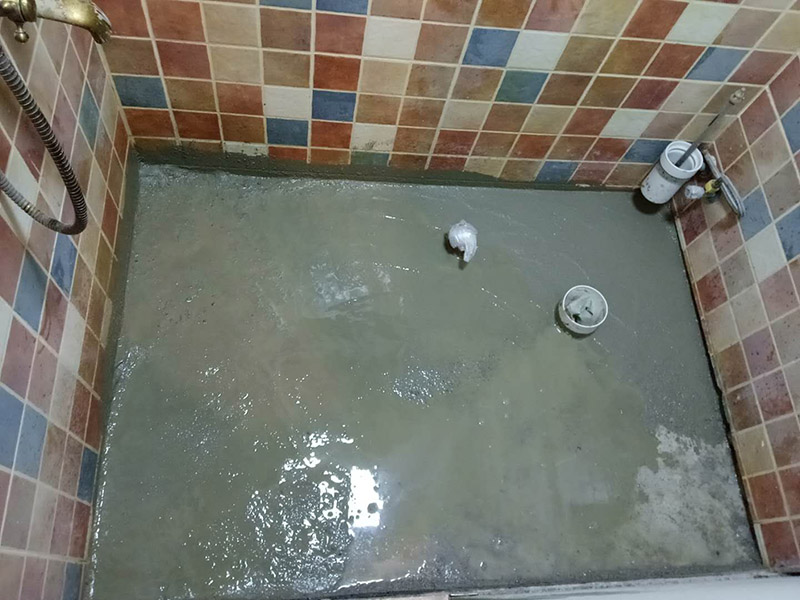 廁所管道重裝，地面找平：1、關(guān)閉水管總閥。(即水表前面的水管開關(guān))2、打開水龍頭20分鐘，確保沒水再滴后關(guān)閉所有的水龍頭。3、關(guān)閉馬桶水箱和洗衣機等進水開關(guān)。4、打開水管總閥。5、打開總閥后20分鐘，查看水表是否走動，包括緩慢的走動。如果有走動，即為漏水了。如果沒有走動，可能沒事。建議施工完一定要進行水壓測試實驗，一般打壓8公斤，時間20-30分鐘。 在地面找平工程上，我們需要注意3個小方面，即平整度、地面抹灰及養(yǎng)護。地面找平對平整度有極高的要求，它通常將地面平整度分為3個環(huán)節(jié)分別采取不同的措施進行修整，嚴格控制地面落差。另一方面，地面抹灰是地面找平不可缺少的一個環(huán)節(jié)，我們常根據(jù)面層抹灰的厚度來找出地面抹平的基準線。最后但同樣重要的是地面的養(yǎng)護，在地面找平工作完成后是需要對地面進行養(yǎng)護的，我們可以通過適量灑水養(yǎng)護，并且養(yǎng)護的時間應(yīng)該不少于7天，這樣才能保證地面找平工程的質(zhì)量。