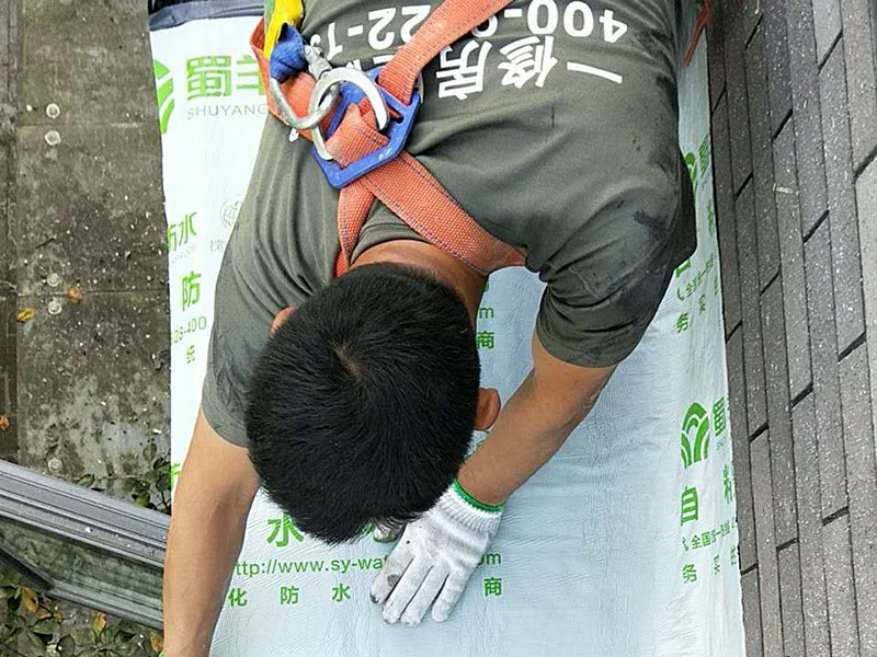 外陽臺防水維修：首先要確保地面有坡度，低的一邊為排水口。然后就是要確保陽臺和客廳或陽臺和起居室至少要有2～3公分的高度差。要使客廳和陽臺有這樣的高度差其實是很難的，因為建筑本身可能高度差只有1公分左右。陽臺地面要確保排水系統的順暢，特別是陽臺養有植物時要定期清理，防止排水時堵塞地漏，以防止積水滲透進居室。如果花園有人工照明的也要進行防水處理，特別是燈具和防漏電開關，以免雨天發生漏電時造成傷害。