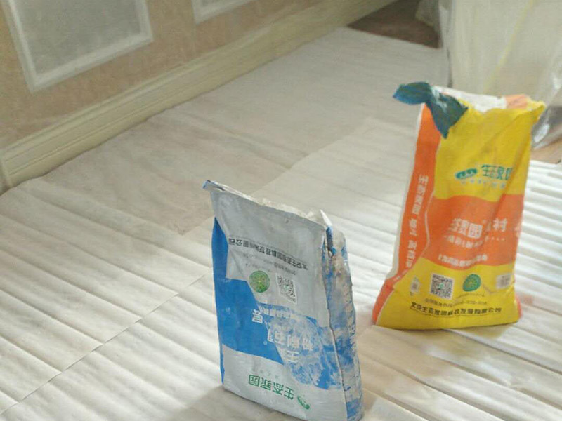 客廳天花板維修：導致掉皮的原因其實也并不少，要根據原因入手去弄哦，這樣才更有效！施工溫度的原因，乳膠漆施工溫度低，未能形成連續的涂膜而龜裂，遇水即會脫落;基層疏松，有油污等污物，涂膜與基層粘附不好，造成剝落；基層批刮膩子強度低，膩子層未干透即涂刷乳膠漆；基層過于平滑，以造成涂膜附著力不好。剝落防范:施工前先觀察一下，清理好基層。原來的乳膠漆最好鏟掉，重新批一下墻面，再上新乳膠漆。直接滾上去覆蓋的話時間不長很容易脫落。墻面時間長也會起鼓、掉皮的，你就是買高品質的抗堿底漆、封閉底漆先刷幾遍再做基層處理和乳膠漆。