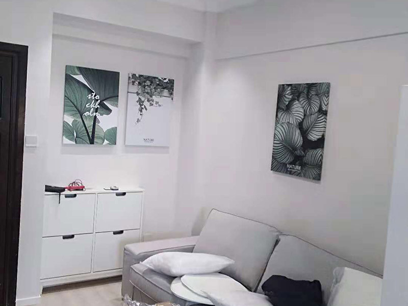 水槽掛畫安裝維修：固定位置——安裝龍頭和進(jìn)水管——水槽放到臺(tái)面上——溢水孔、過濾網(wǎng)密封——安裝配套掛件——排水試驗(yàn)——封邊——清理 水槽在安裝前一定要先確定好安裝的位置和尺寸，這樣方便我們按照尺寸訂購，最好是有水槽平面圖，免得數(shù)據(jù)不精確，導(dǎo)致返工。  另外，水槽安裝牢固以后，不要左右搖晃，很容易留下縫隙，造成松動(dòng)。而且，最應(yīng)該留意的也是連接處縫隙的密封性。  2、安裝龍頭和進(jìn)水管  在安裝水槽前，應(yīng)該先安好水龍頭和進(jìn)水管，另一端的進(jìn)水管，則需要連接到進(jìn)水開關(guān)。 3、水槽放進(jìn)臺(tái)面  水槽放入臺(tái)面后，需要在墻體和臺(tái)面間安裝配套的掛件，但安裝過程中盡量多注意水槽的密封效果，最好能做好閉水試驗(yàn)  4、溢水孔、過濾網(wǎng) 溢水口和過濾網(wǎng)的密封程度，決定日后水槽的使用效果，溢水孔、過濾網(wǎng)的密封度越高，后期越不容易出問題。 5、安裝配套掛件  安裝配套掛件一般被認(rèn)為是水槽安裝的最后一步，一般只有等水槽買到家后，工人才會(huì)根據(jù)水槽大小，進(jìn)行櫥柜臺(tái)面切割，放入臺(tái)面，就需要安裝配套掛件。安裝時(shí)，應(yīng)把每個(gè)空隙都做好填充，以免以后出現(xiàn)漏水問題。 6、排水驗(yàn)收  水槽整體安裝完畢后，需要將水槽放滿水，做排水試驗(yàn)，如果出現(xiàn)滲漏，應(yīng)立刻找到問題返工修復(fù)。 7、封邊 排水試驗(yàn)確保沒問題后，就可以對(duì)水槽進(jìn)行封邊處理。在用硅膠封邊時(shí)，一定要保證水槽和臺(tái)面連接縫隙均勻，不能出現(xiàn)滲水情況。 8、清理 安裝完成后必須對(duì)水槽進(jìn)行清理，把安裝時(shí)的雜物清理干凈。千萬別用水直接沖入下水，很容易引發(fā)堵塞。
