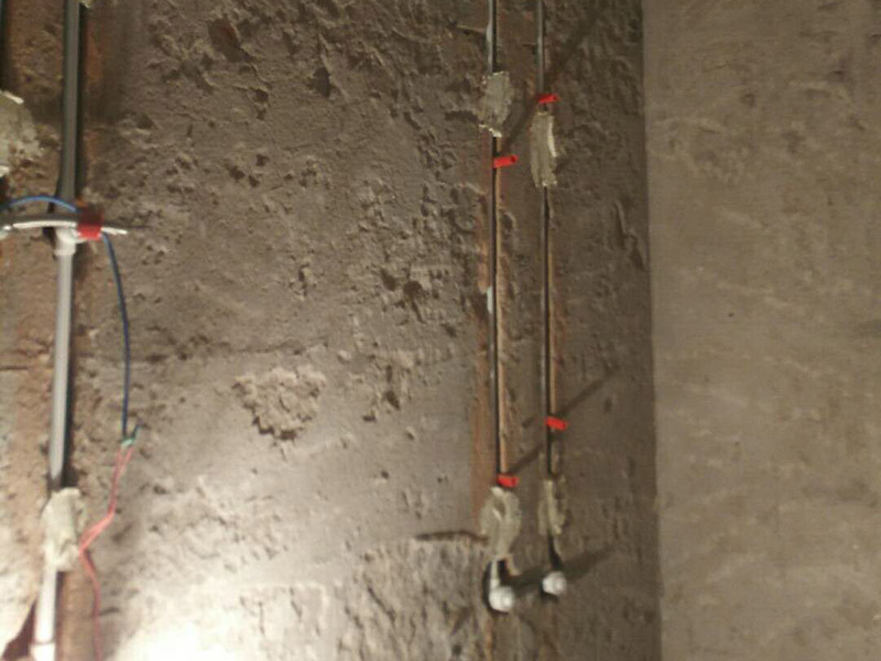 線管開槽安裝：水管管路開槽&rarr;水路管道安裝 &rarr;水路管道檢查 &rarr;二次防水 &rarr;電線線路開槽 &rarr;電線電路布線 須平行走線的管路一律控制在60-90厘米高(從地面算起)，有水龍頭的管路必須垂直。深度控制在4厘米。線槽開好后施工負責人記好開槽管路尺寸、位置。方便以后潔具安裝時知道管路的位置。通過施工圖施工人員與業主商量水域位置與使用功能。安排水電師傅排放安裝好所有的水龍頭及用水位置。