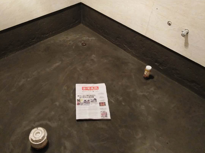 廁所防水，水管打壓測試：首先要進行地面處理，確保地面干凈，沒有任何雜物污染，基層表面堅實，無脫皮等現象，我們還要進行地面找平，保證地面平整，沒有較大的缺陷和補痕。防水涂料要刷全面，與基層結合牢固，不會出現氣泡，脫落等問題。我們涂刷時，要由下至上，先墻后地涂刷。一般來說，衛生間的防水要做到180厘米，非淋浴墻面防水不能低于35厘米。小編建議防水統一做到180厘米。刷涂料不僅要注意高度，還有注意涂刷的厚度，國家規定防水涂料要涂到1.5毫米厚。防水涂料是要刷兩遍，第二遍涂料是要等第一遍涂料干透之后才能開始刷。