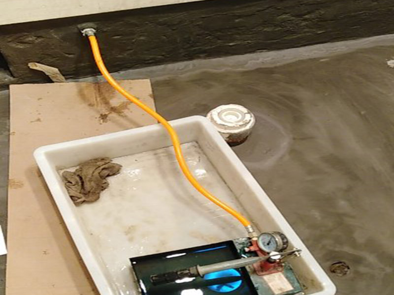 廁所防水，水管打壓測試：首先要進行地面處理，確保地面干凈，沒有任何雜物污染，基層表面堅實，無脫皮等現象，我們還要進行地面找平，保證地面平整，沒有較大的缺陷和補痕。防水涂料要刷全面，與基層結合牢固，不會出現氣泡，脫落等問題。我們涂刷時，要由下至上，先墻后地涂刷。一般來說，衛生間的防水要做到180厘米，非淋浴墻面防水不能低于35厘米。小編建議防水統一做到180厘米。刷涂料不僅要注意高度，還有注意涂刷的厚度，國家規定防水涂料要涂到1.5毫米厚。防水涂料是要刷兩遍，第二遍涂料是要等第一遍涂料干透之后才能開始刷。