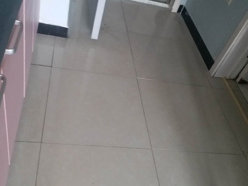 客廳地磚修補：沿瓷磚四周邊緣清除嵌縫白水泥，并用小鑿子仔細地拆除損壞瓷磚。瓷磚鑿掉后，用鋼鑿將底層水泥砂漿鑿掉，用力不得過重，否則會震碎其他完好的瓷磚。貼瓷磚前應將瓷磚浸水濕潤，晾干后在瓷磚背面薄薄地涂刮一層107膠水泥漿，然后用力加壓就位，并檢查新貼上的瓷磚是否與四周瓷磚齊平。新貼好的瓷磚的接縫仍要用白水泥漿填嵌，并清除瓷磚面上多余的水泥漿。