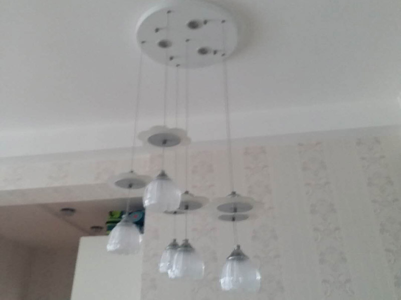 吊燈更換安裝：首先要鋪電線，在需要安裝燈具的部位留下電線口。以方便日后安裝。 第二檢查買來的燈具。看有沒有損壞或者殘缺不完整等現象，你確保安全。 第三，如果是大型吊燈，那么要提前先安裝上面的燈泡和零件，才能進行安裝。 第四如果是大型燈具的安裝，那么還要先打上承重的螺絲掛口。 第五步關閉閘刀，這樣能夠確保在沒有電通的情況下安裝燈，以免出現意外，這樣是比較安全的做法。 第六步安裝好以后打開電閘，觀察一下安裝是否成功，是不是每個燈泡都亮了，如果確保每個燈泡都亮了，那么就說明安裝成功了