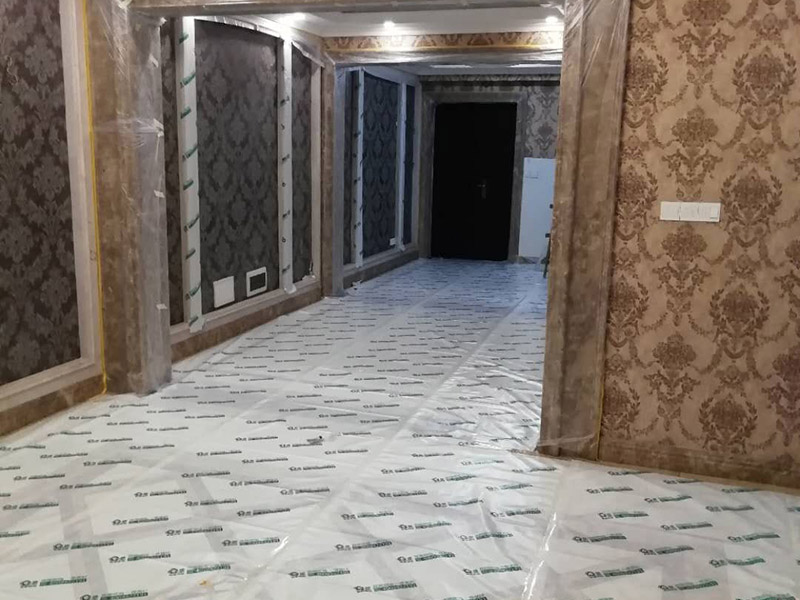 全屋地面保護裝修：各種裝修物料的進場以及各種建筑裝修垃圾的清理，都會經過入戶門，這些物品在搬運的過程中，與入戶門發生磕碰、摩擦的機率大大增加，所以，第一個需要做好成品保護的地方就是我們的入戶門。建議：在裝修開工前直到家具進場期間，都需要對入戶門進行保護！對于這一點，可以使用成品保護膜將門包裹。瓷磚、地板的鋪裝，也屬于基礎裝修的部分，經常發現瓷磚施工時和施工后都沒有做成品保護工作，具體的表現有：瓷磚邊鋪邊勾縫、在剛鋪的瓷磚、地板上堆放雜物、剛鋪的瓷磚就在上面走動踩踏、地面瓷磚、地板沒有使用成品保護膜覆蓋等，這些都會影響瓷磚的鋪貼效果，造成瓷磚的施工質量問題。