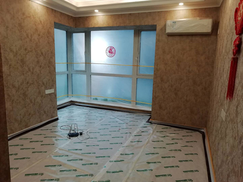 全屋地面保護裝修：各種裝修物料的進場以及各種建筑裝修垃圾的清理，都會經過入戶門，這些物品在搬運的過程中，與入戶門發生磕碰、摩擦的機率大大增加，所以，第一個需要做好成品保護的地方就是我們的入戶門。建議：在裝修開工前直到家具進場期間，都需要對入戶門進行保護！對于這一點，可以使用成品保護膜將門包裹。瓷磚、地板的鋪裝，也屬于基礎裝修的部分，經常發現瓷磚施工時和施工后都沒有做成品保護工作，具體的表現有：瓷磚邊鋪邊勾縫、在剛鋪的瓷磚、地板上堆放雜物、剛鋪的瓷磚就在上面走動踩踏、地面瓷磚、地板沒有使用成品保護膜覆蓋等，這些都會影響瓷磚的鋪貼效果，造成瓷磚的施工質量問題。