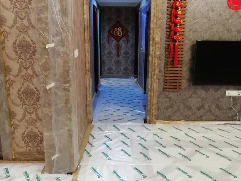 全屋地面保護裝修：各種裝修物料的進場以及各種建筑裝修垃圾的清理，都會經過入戶門，這些物品在搬運的過程中，與入戶門發生磕碰、摩擦的機率大大增加，所以，第一個需要做好成品保護的地方就是我們的入戶門。建議：在裝修開工前直到家具進場期間，都需要對入戶門進行保護！對于這一點，可以使用成品保護膜將門包裹。瓷磚、地板的鋪裝，也屬于基礎裝修的部分，經常發現瓷磚施工時和施工后都沒有做成品保護工作，具體的表現有：瓷磚邊鋪邊勾縫、在剛鋪的瓷磚、地板上堆放雜物、剛鋪的瓷磚就在上面走動踩踏、地面瓷磚、地板沒有使用成品保護膜覆蓋等，這些都會影響瓷磚的鋪貼效果，造成瓷磚的施工質量問題。