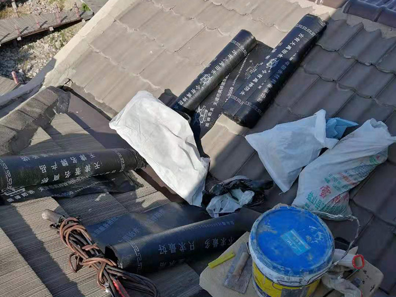 屋頂瓦房鋪防水卷材：1.可以在房子上面鋪上防雨布。2.最好是在瓦下面刷上防雨的材料，之后再鋪瓦。3.可以做防水吊頂。4.傳統的防水補漏。