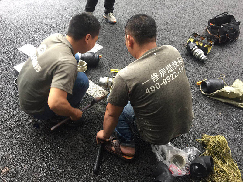 花園防水施工準備：1、找到本來的防水層bai，由于防水層不du是顯露的，是在面層下部，有必要將zhi面層進行悉數根除，找到本來的防水層。 2、將原防水層根除以后，找平，將本來下部保溫層里存的水進行排干，設一些排氣孔做排氣辦法，將保溫層里的水分排干。 3、如果在康復美化的情況下，咱們需求做的防水層有必要是阻根防水層，阻根防水層有改性瀝青卷材阻根防水層、還有高分子卷材阻根防水層。 4、做完防水層以后，必定要做找坡處理，不要形成屋面部分存水，通常設置水泥砂漿找平找坡，找坡的斜度不小于3%。 5、做完防水以后，需求進行閉水實驗，不漏水為合格，再進行康復上面的維護及鋪貼面磚裝修。