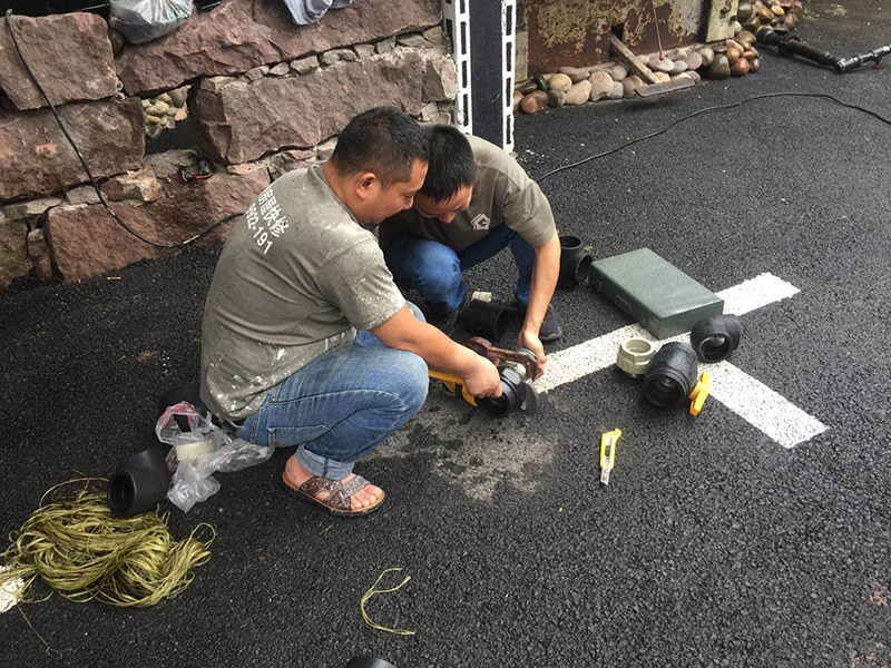 花園防水施工準備：1、找到本來的防水層bai，由于防水層不du是顯露的，是在面層下部，有必要將zhi面層進行悉數根除，找到本來的防水層。 2、將原防水層根除以后，找平，將本來下部保溫層里存的水進行排干，設一些排氣孔做排氣辦法，將保溫層里的水分排干。 3、如果在康復美化的情況下，咱們需求做的防水層有必要是阻根防水層，阻根防水層有改性瀝青卷材阻根防水層、還有高分子卷材阻根防水層。 4、做完防水層以后，必定要做找坡處理，不要形成屋面部分存水，通常設置水泥砂漿找平找坡，找坡的斜度不小于3%。 5、做完防水以后，需求進行閉水實驗，不漏水為合格，再進行康復上面的維護及鋪貼面磚裝修。