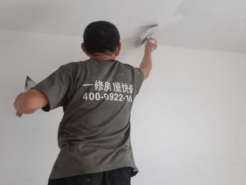 墻面刮膩子找平：刮膩子對不同的墻體有著不同的要求，像比較常見的混凝土的墻面，會出現一些氣孔與鼓起的現象，所以就要先把墻面修平整掉，磨平凸起處，填補凹陷處。如果是預制混凝土的墻面，那么它的表面層就會有一些砂礫與疙瘩的現象，這個時候就需要專業的施工人員，使用用鋼絲刷把墻面整體的刷一遍。 基層做好處理后，墻面還是會有一些凹陷的地方，這個時候就可以用石膏膩子來補平。將石膏膩子壓實凹陷處，橫抹豎起的地方再重新刮一遍，這樣來確保墻面的平整。 墻面上可能會有油污等這些東西，所以需要涂刷一下火堿水溶液，不過在涂刷時一定要注意，一邊涂刷一邊就要拿清水清洗墻面，這樣不僅可以加快一點速度，而且效果也好。 刮膩子之前，噴刷一遍粘結劑，就可以開始刮膩子了。在刮膩子的時候注意，避免留下浮膩子以及刮痕，防止膩子上沾上灰塵、砂礫等雜物，然后按照規范刮就可以了。