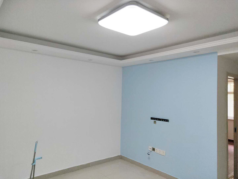 如果原墻面只是簡單的變舊bai沒有剝du離現象，可以直接清理干凈，用滾刷或噴涂zhi機滾（噴）一遍云泉水性漆dao，等干透然后在上二遍就OK了！ 如果有裂縫或爆皮的，需要清理干凈浮塵再用鏟除墻面，有坑不平處用石膏找平，有裂縫的用布袋或網刷乳白膠粘貼到裂縫處，裂縫處需要刮兩遍膩子第一遍是為了黏住布袋和網，第二遍找平，最后墻面一定要平整，然后再刷云泉水性漆就可以了！也是刷兩遍就OK了！