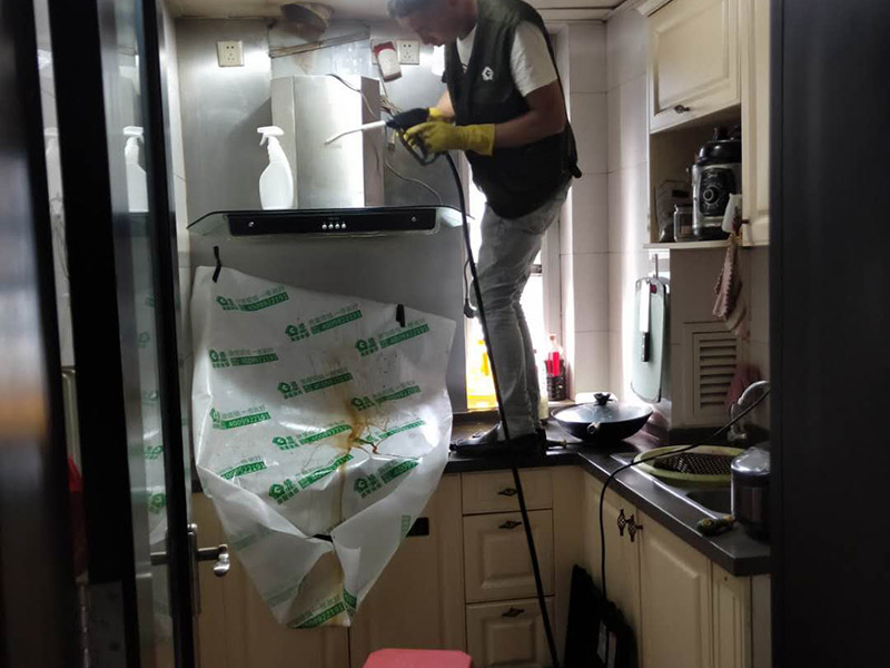 油煙機清洗服務(wù)：1、拆卸清洗件：首先切斷抽油煙機電源后把油煙機從吊裝位置卸下，然后對油煙機其進行解體，依次取出：照明燈泡、集油盒、底面板、密封圈、葉輪，最后提出機體內(nèi)芯。 2、浸泡清洗件：找一個較大的容器，再倒入清洗液，將拆下的部件進行放置里邊浸泡。清洗液數(shù)量不要太少也不要太多，以能泡過所拆清洗件為準。大件則應(yīng)采用抹布蘸清洗液進行沖洗。清洗件浸泡時間根據(jù)油污程度而定，一般15－20分鐘為宜。 3、刷洗污件：經(jīng)過浸泡后的油污部件比較容易清洗，一般用鐵刷、毛刷蘸清洗液進行反復(fù)清洗就可以洗干凈。但油污嚴重的油煙機則要采取特殊清洗措施才可以清洗干凈，需要請專業(yè)的清洗服務(wù)人員進行清洗！