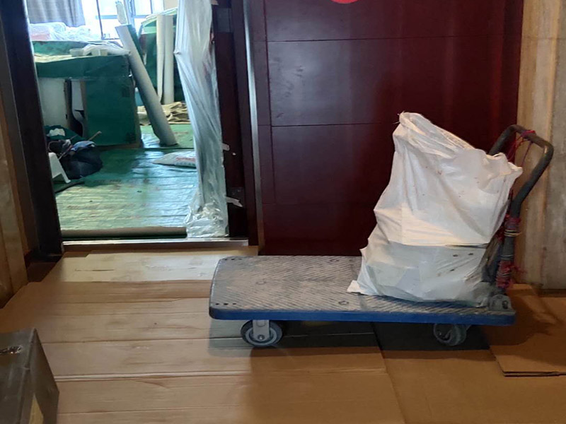 家具保護維修：在裝修前，施工人員都要提前做好油漆的準備工作，一般包括油漆涂漆環境的清理、家具的保護措施等，比如在門、窗框最好粘貼一層分色紙，木柜、隔板的家具外面最好有一層報紙包裹著，這樣就可以避免油漆滴落在家具表面被弄臟的情況發生。