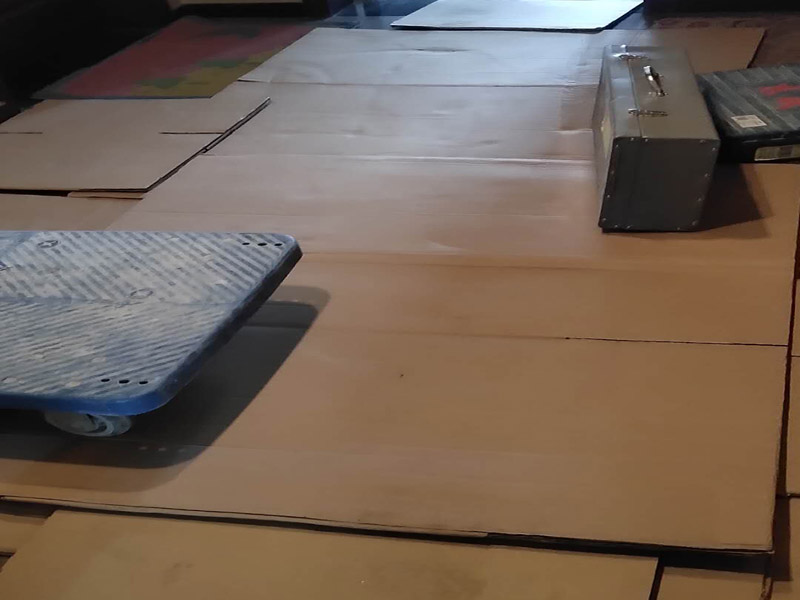 家具保護維修：在裝修前，施工人員都要提前做好油漆的準備工作，一般包括油漆涂漆環境的清理、家具的保護措施等，比如在門、窗框最好粘貼一層分色紙，木柜、隔板的家具外面最好有一層報紙包裹著，這樣就可以避免油漆滴落在家具表面被弄臟的情況發生。