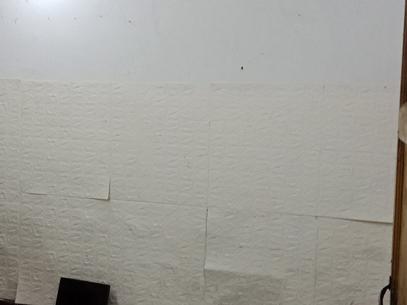老房子拆除翻新：1、在舊房翻新中先實施的是主題拆除，其中主要包括墻面、地面、門窗、水路、電路等各方面的拆除。提醒各位裝修業主們在拆除過程中，廚衛的墻磚鏟除中防水層是極易被損壞的，所以裝修業主們在墻面抹灰完成后一定要重新做防水。 2、拆改會產生許多的垃圾，要及時清理，同時老房翻新過程中時刻保持室內的清潔，這對于施工也是非常方便的。 3、然后就是水路的改造，這是舊房翻新最重要的項目之一。首先要檢查舊房本來的上、下水路是否銹蝕、老化。對于勉強能使用的水路管線，今后的使用過程中會出現滲水、漏水等諸多問題使得更加麻煩。 4、和水路改造同樣重要的就是電路改造了。舊房中很多用的是鋁線，但是鋁已經過時并且很容易老化，使得其導電性差、易發熱 導致火災隱患的威脅尤為突出，不僅如此，舊房中違章布線、設計容量不夠等問題都是在改造中要著重關心的。