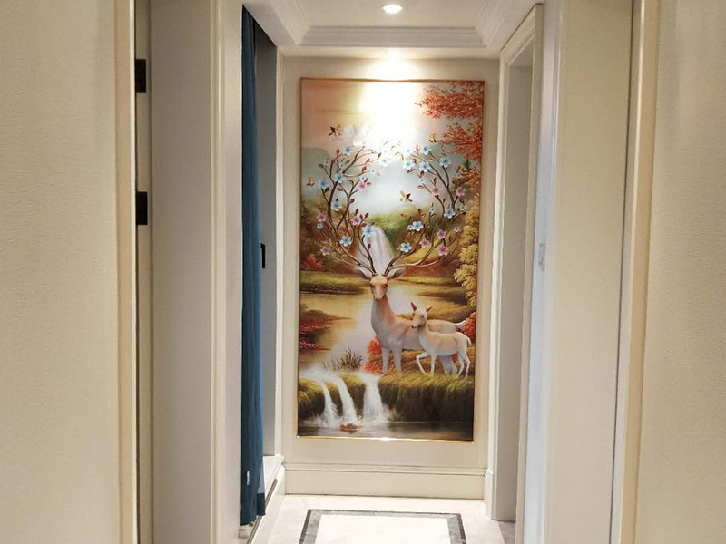 走廊掛畫(huà)安裝：下水平線齊平的做法，隨意感較強(qiáng)。照片最好表達(dá)同一主題，并采用統(tǒng)一樣式和顏色的畫(huà)框，整體裝飾效果更好。上水平線齊平的做法，既有靈動(dòng)的裝飾感，又不顯得凌亂。如果照片的顏色反差較大，最好采用統(tǒng)一樣式和顏色的畫(huà)框來(lái)協(xié)調(diào)。在重復(fù)懸掛同一尺寸的裝飾畫(huà)時(shí)，畫(huà)間距最好不超過(guò)畫(huà)的1/5，這樣能具有整體的裝飾性，不分散。多幅畫(huà)重復(fù)懸掛能制造強(qiáng)大的視覺(jué)沖擊力，不適合房高不足的房間。裝飾畫(huà)的總寬比被裝飾物略窄，并且均衡分布。圖片建議選擇同一色調(diào)或是同一系列的內(nèi)容。