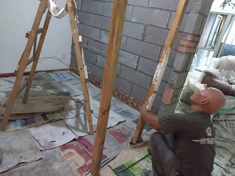 客廳隔斷砌墻施工:首先應(yīng)準備好水泥沙、鋼筋及輕質(zhì)磚等所需材料，并根據(jù)室內(nèi)設(shè)計情況確定砌墻的位置，攪將水泥砂漿攪拌均勻后即可開始砌墻。砌墻時按照圖紙進行，新舊墻體連接處需將鋼筋打入舊墻體，深度要夠深。墻體砌好之后，需在水泥批蕩之前做好掛網(wǎng)處理。