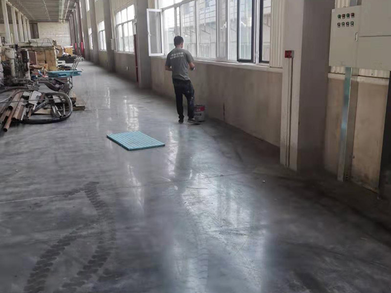 工廠墻裙翻新裝修：在對工廠墻面翻新時，必須先清潔以前的墻。如果粉末很嚴重，必須將其清理干凈。因為之前的墻壁可能涂有油漆和乳膠漆，所以最好在根除后再進行涂漆。工廠墻面翻新時還要進行拋光，應清理原始墻壁上的堅固皮膚和浮動水槽。如果有一小部分墻壁和裂縫，可以用膩子填充。 如果工廠墻面翻新在修復過程中不全面，并且涂漆過程已經完成，那將非常麻煩，等到涂漆項目完成，再去修復，就很難達到預期的效果。而且最大的問題是色差問題，所以在修復工廠墻面時一定要小心、全面，不要給以后的項目增加負擔。 一般的工廠面積比較大，工廠墻面翻新時重要是在面漆方面。在上面漆之前，根據油漆的說明比例搭配，準備足夠的量以確保所有墻面的顏色相同，免得油漆不足，需要重新調配，這樣很容易造成色差、不均勻。工廠墻面翻新時，還應選擇優質的涂料滾筒，使油漆質地更均勻，更美觀。