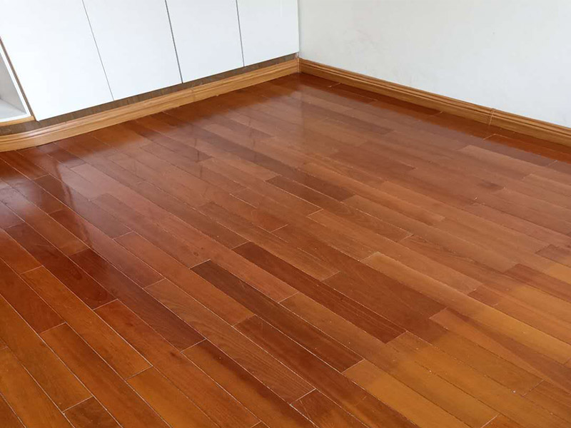 舊地板更換鋪裝：無論再好的實木地板用久了都會出現(xiàn)不平整的情況，舊地板翻新要用粗砂對地板進行打磨，將舊地板外層去掉1-2毫米，這個最好要請專業(yè)的師傅來做，特別是轉角位置。打磨后視覺上實木地板是非常平整的，其實略有高低不平。為了避免影響翻新效果，一般建議用戶在實木地板上刮涂一遍填泥，然后等填泥干透再執(zhí)行下步操作。再經(jīng)歷過打磨、填泥后實木地板看上去非常新了，但在光線較好下可發(fā)現(xiàn)：地板顏色不均勻。這時候需要對地板進行調(diào)色。用配套的底漆在地板上再涂抹一層，效果會好很多。