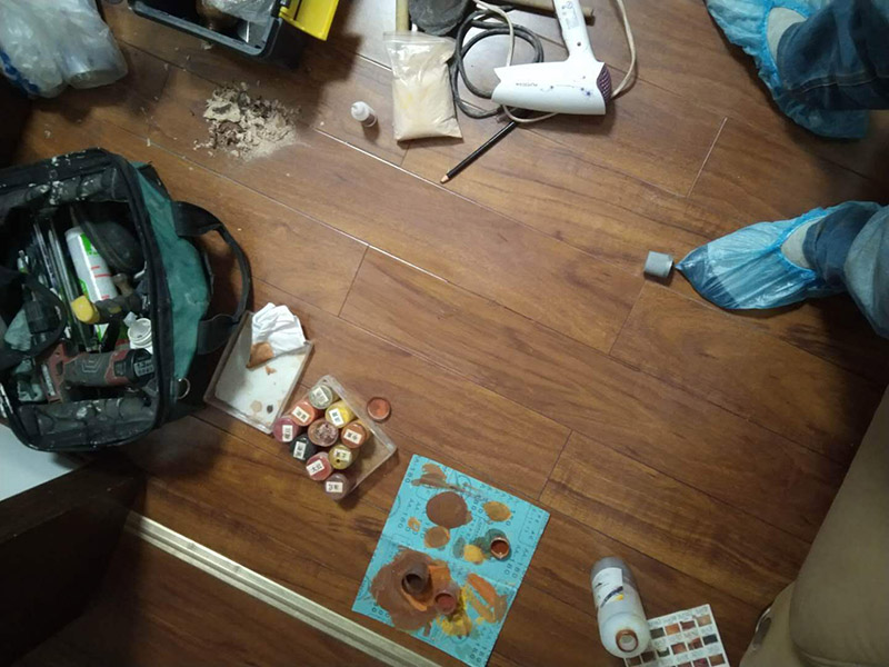 臥室地板局部修補：目前地板的修復方式大致可分為三種，一種是漆面修復;一種是局部破壞，重裝修復;另外一種是整體重裝修復。而地磚的修復方式僅限于局部破換，重裝修復和整體重裝修復兩種。這些修復方式各有利弊，選擇時要區別對待，除了重新鋪裝，但比較耗時、耗力以外，任何一種修復方式都不能使地板或地磚恢復如初。 局部破壞的修復方式則需要先將需更換的地板破壞掉，然后徹底取出。用工具將要更換的地板短邊處鑿出一個縫隙，再用鋸將需更換的地板表面鋸開;然后將分成小片的地板取出，但一定要保證不破壞周圍的地板;然后將拆下的地板周圍