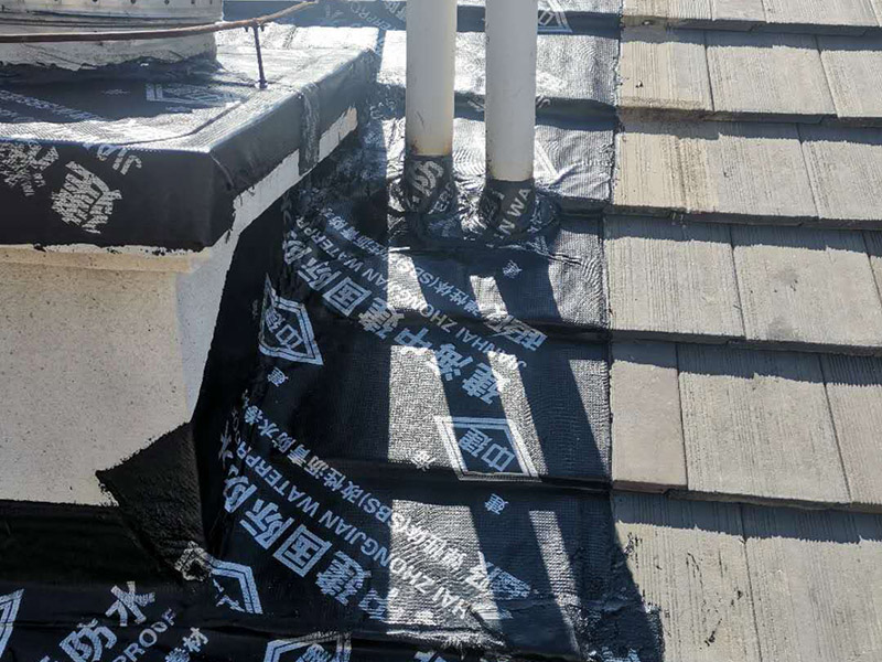 煙道漏水維修： 將煙道的兩個口（正常是四個方向開口）堵死后用防水涂料均勻涂刷好，如果還漏水的話，就從室內使用高壓注漿機將專用水性防水涂料（此涂料與水膨脹、立馬見效）注入砼內的毛細孔將其封死，效果相當好。 需要根治的話，那就復雜了：需要把滲水部位周圍的保溫層砸開，將原防水層破壞后，再在原砼面層上重新做防水處理。