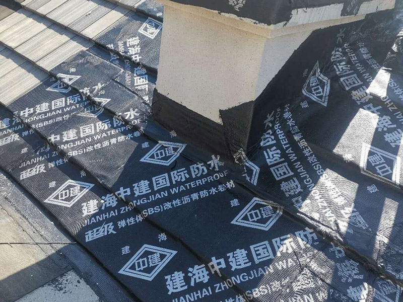 煙道漏水維修： 將煙道的兩個口（正常是四個方向開口）堵死后用防水涂料均勻涂刷好，如果還漏水的話，就從室內使用高壓注漿機將專用水性防水涂料（此涂料與水膨脹、立馬見效）注入砼內的毛細孔將其封死，效果相當好。 需要根治的話，那就復雜了：需要把滲水部位周圍的保溫層砸開，將原防水層破壞后，再在原砼面層上重新做防水處理。