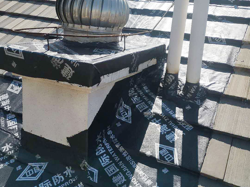 煙道漏水維修： 將煙道的兩個口（正常是四個方向開口）堵死后用防水涂料均勻涂刷好，如果還漏水的話，就從室內使用高壓注漿機將專用水性防水涂料（此涂料與水膨脹、立馬見效）注入砼內的毛細孔將其封死，效果相當好。 需要根治的話，那就復雜了：需要把滲水部位周圍的保溫層砸開，將原防水層破壞后，再在原砼面層上重新做防水處理。