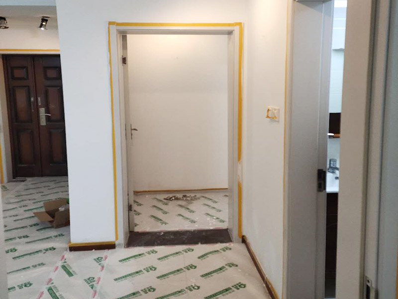 墻面粉刷翻新：在舊墻面上重新刷乳膠漆之前，一般先要對(duì)舊墻上的油污、浮灰、空鼓或裂紋等做處理，清除浮灰，鏟除起砂翹皮等部位，對(duì)油污的部位，應(yīng)先將原有涂層鏟除，不能鏟除應(yīng)徹底清洗干凈，墻面清理完畢，在用膩?zhàn)优蝺傻馈?墻面底漆很重要，特別對(duì)舊墻刷新來說，如果直接上面漆墻面容易起泡發(fā)霉，日照久了墻面顏色也容易出現(xiàn)變化。刷底漆時(shí)一定要注意刷勻，確保墻面每個(gè)地方都刷到。刷底漆時(shí)滾筒選擇也很重要，不好的滾筒涂刷效果較差，會(huì)直接影響到面漆效果。