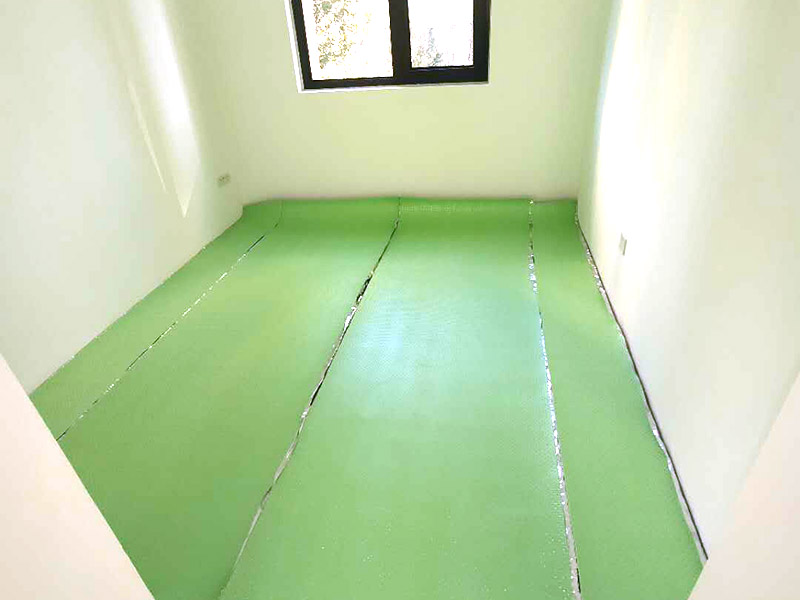 臥室木地板鋪貼：直接粘貼鋪法：這種鋪設(shè)方法是將地板直接粘貼在地板，因此在鋪設(shè)時，地面需要保持干燥平整個，我們在鋪設(shè)時，最好用太長的木板鋪設(shè)，否則容易出現(xiàn)翹起，最好選擇那些長度在30cm以下實木或者軟木地板進(jìn)行鋪設(shè)，那些小塊的柚木或者拼花地板則可直接進(jìn)行鋪設(shè)。 適用的種類：拼花、軟木地板以及復(fù)合木地板。 優(yōu)缺點：安裝簡單方便，外觀精美，但對施工要求較高，容易出現(xiàn)翹邊。