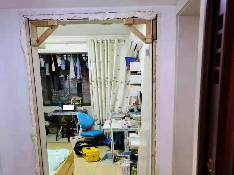 臥室門框維修翻新：首先就應該想到將變形的門框拆下來，然后重新修理一下，再重新把門框裝上去，但是，如果不及時修復，可能就需要更換。木門比較復雜，因為外層包了飾面板。很容易造成外觀破壞。而且飾面板一般用射釘槍打了釘子，一般不容易處理。那么，就從門套線下手。把門套線取下來，就可以看到門套和墻體怎樣連接了。取的時候，注意打釘的位置，慢慢撬開。撬開門套線后，看門套板和墻體連接出了什么問題。如果是連接的鐵條松了，用螺絲固定緊就好。如果是水泥砂漿固定的，那就要填水泥砂漿或者膠來固定了。