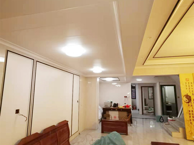 客廳造型安裝：客廳吊頂施工準備,客廳吊頂施工準備包含檢查設備管道是否安裝完畢、檢查結(jié)構(gòu)尺寸與設計圖是否相符、準備好吊頂安裝材料和工具等工作。 安裝龍骨,龍骨分為兩個,分別是主龍骨和次龍骨。在進行安裝時,要先將每條主龍骨吊到稍高于標高線的位置上臨時固定,假如吊頂面積較大,可分成多個部分,依次吊裝。安裝完主龍骨之后,在安裝次龍骨就行了。