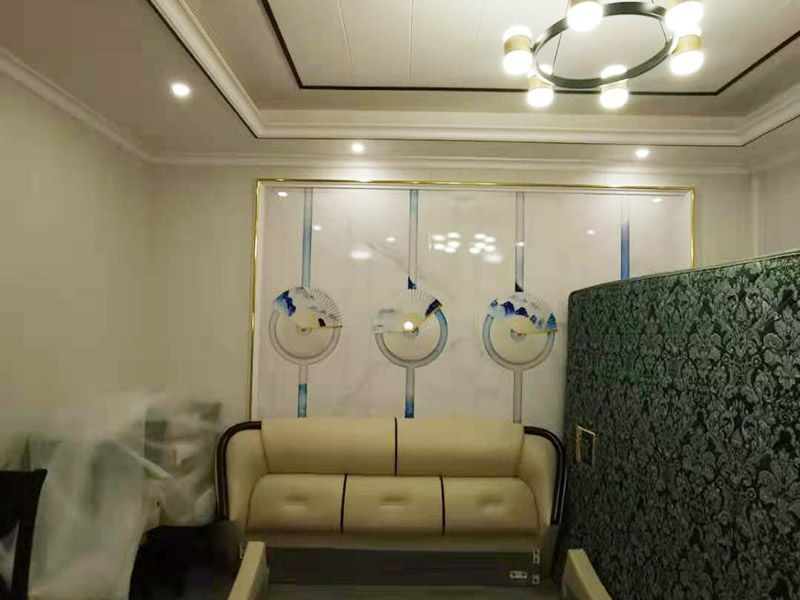 客廳造型安裝：客廳吊頂施工準備,客廳吊頂施工準備包含檢查設備管道是否安裝完畢、檢查結(jié)構(gòu)尺寸與設計圖是否相符、準備好吊頂安裝材料和工具等工作。 安裝龍骨,龍骨分為兩個,分別是主龍骨和次龍骨。在進行安裝時,要先將每條主龍骨吊到稍高于標高線的位置上臨時固定,假如吊頂面積較大,可分成多個部分,依次吊裝。安裝完主龍骨之后,在安裝次龍骨就行了。