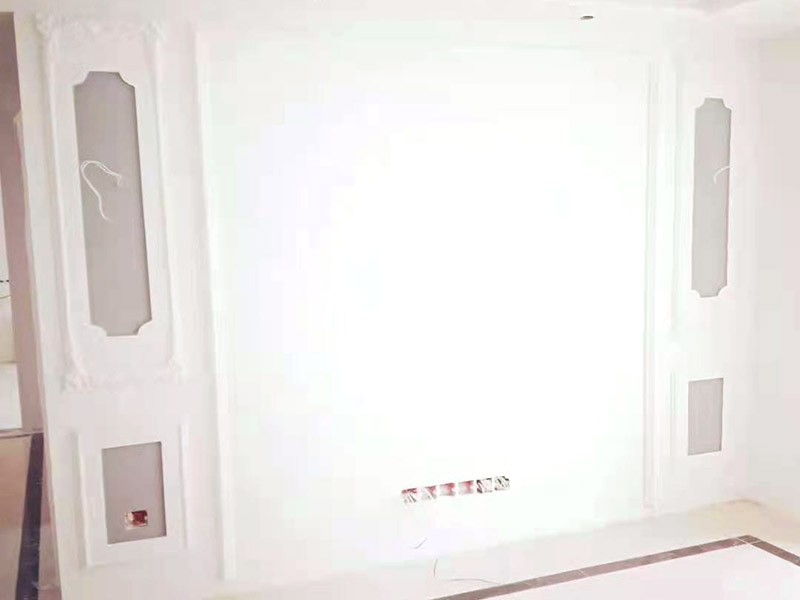 墻面乳膠漆刷新:首先應將墻面上的雜質清理干凈，確定墻面無雜質后開始刮膩子，并用砂紙將墻面打磨平整，接著開始涂刷底漆，涂刷時需確保墻面每個角落都涂到，上完底漆后，將墻面的坑眼打磨平整，最后涂刷面漆，涂刷后的十天內，不得接觸或擦洗墻面。
