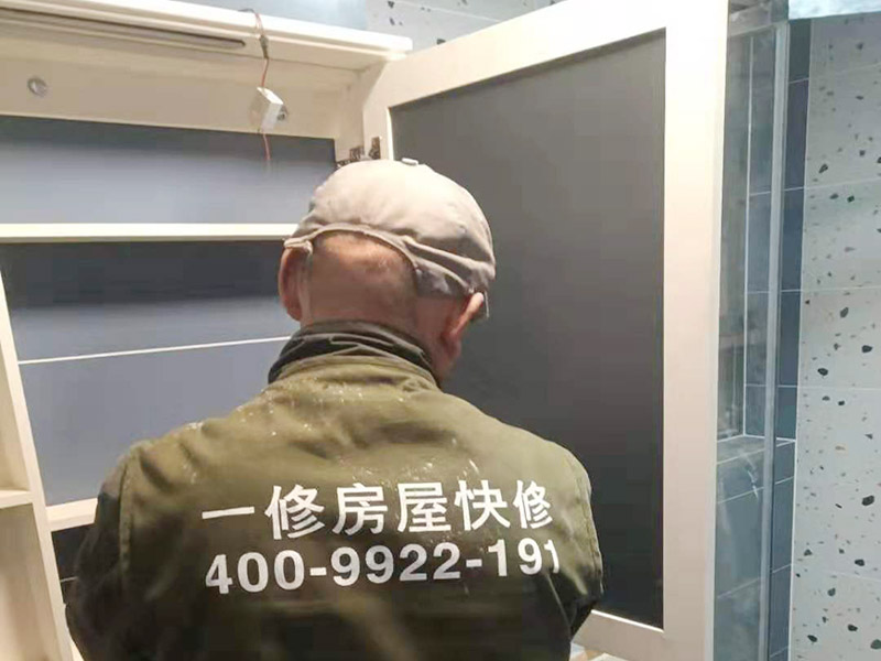 衛(wèi)生間局部安裝：浴室柜鏡子在安裝之前，要測量好鏡子的尺度，鏡子的尺度應該用卷尺量出，然后再在適合的位置，將墻面打孔，然后裝入墻塞，然后將螺絲擰入墻內(nèi)一定深度，然后再確定鏡子的穩(wěn)定性。根據(jù)鏡子背面墻上的兩個孔，對準套入墻內(nèi)的螺絲釘，固定好之后再用手緊緊的將它擰好，然后再用手試一下，看看鏡子會不會有松動問題，如果鏡子沒有東倒西歪的問題，那么鏡子就算是已經(jīng)安裝了，最后，鏡子安裝好之后，要注重鏡面的清潔，一定要用濕毛巾先把鏡子好好擦一下，然后再用干毛巾再擦拭一遍，保證好鏡子的清潔和干凈，就可以進行使用了。