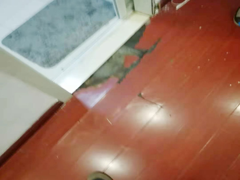 門框修復(fù)維修：由于天氣和環(huán)境的原因而造成木門開(kāi)裂的現(xiàn)象經(jīng)常發(fā)生，或者是在使用中由于不恰當(dāng)?shù)氖褂枚斐傻拈_(kāi)裂等現(xiàn)象經(jīng)常會(huì)出現(xiàn)，如果木門出現(xiàn)輕微的開(kāi)裂可以利用牙膏進(jìn)行修復(fù)，將牙膏涂抹在開(kāi)裂表面，待干燥的時(shí)候在表面涂抹上與木門相同的顏色，然后在其表面涂上指甲油，待過(guò)一段時(shí)間之前出現(xiàn)的裂縫就消失了。如果出現(xiàn)嚴(yán)重的裂紋就要請(qǐng)專業(yè)的人來(lái)維修。 在木門的正常使用中會(huì)出現(xiàn)門套與墻體出現(xiàn)縫隙，如果要是淺色系木門就會(huì)特別明顯，出現(xiàn)這種問(wèn)題的原因是因?yàn)榘惭b測(cè)量時(shí)沒(méi)有進(jìn)行精準(zhǔn)測(cè)量，這種情況如果是深色木門就不需要處理，如果要是淺色的話就需要用白色玻璃膠進(jìn)行修補(bǔ)。