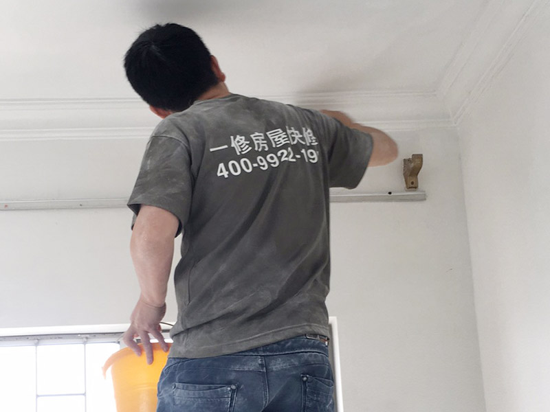 墻角刷漆施工：對(duì)門、窗框、家具與涂料連接處，粘貼分色紙保護(hù)。做好的木柜、隔板等家具要用報(bào)紙將其封起，以免油漆滴落弄臟家具。調(diào)色有顏色要求的墻面，事先應(yīng)準(zhǔn)確計(jì)算面積，一次將所用料調(diào)配均勻。一般用滾筒刷上漆后，需用筆刷對(duì)墻邊和墻角漏刷的地方進(jìn)行補(bǔ)漆，特別是墻壁與角線、木柜、隔板等的接縫位置和墻壁的轉(zhuǎn)角處。帶墻面油漆干后，用砂紙對(duì)墻面進(jìn)行打磨，以減少墻面刷痕，使墻面更加光滑。在打磨時(shí)候注意要不時(shí)用手來感受墻面的光滑度，以便判斷哪里需要打磨，而且打磨力度要適中，范圍要廣。
