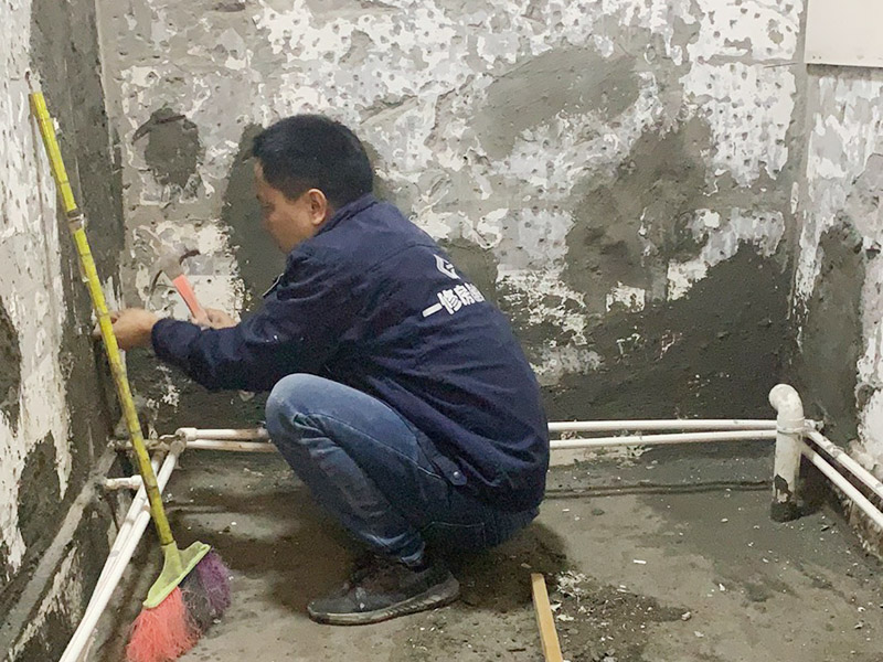 廁所墻面清理修補：首先，是基層不牢固的話，就必須要將基層全部剔除，從新進行基層的裝修處理；甚者，墻面基層裂縫太大，會嚴重影響家人的生活安全，必須找相關房產企業進行處理。 將破損墻磚取出，用切割機在離損壞的墻磚的四周5到6毫米處切槽，用切割刀將墻磚縫的水泥稍微刮下一些，再用切割刀吧墻磚表面的釉面劃開一道口，以便把墻磚敲碎取出，用錘子把墻磚敲碎后取下來，如果水泥粘得太牢，可以用錘子和鏨子把破損的墻磚剔下。然后，將磚上的砂漿全部刮干凈，然后在107膠中加入適量的水泥，并攪拌成糊狀。