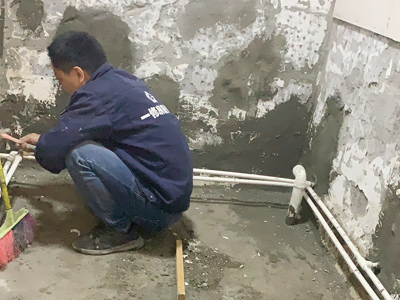 廁所墻面清理修補：首先，是基層不牢固的話，就必須要將基層全部剔除，從新進行基層的裝修處理；甚者，墻面基層裂縫太大，會嚴重影響家人的生活安全，必須找相關房產企業進行處理。 將破損墻磚取出，用切割機在離損壞的墻磚的四周5到6毫米處切槽，用切割刀將墻磚縫的水泥稍微刮下一些，再用切割刀吧墻磚表面的釉面劃開一道口，以便把墻磚敲碎取出，用錘子把墻磚敲碎后取下來，如果水泥粘得太牢，可以用錘子和鏨子把破損的墻磚剔下。然后，將磚上的砂漿全部刮干凈，然后在107膠中加入適量的水泥，并攪拌成糊狀。