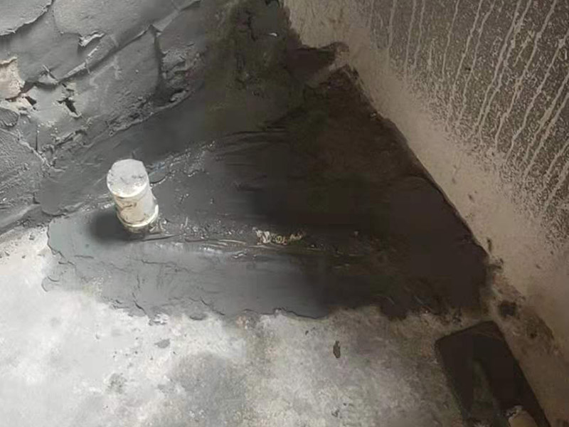 衛(wèi)生間改造施工：衛(wèi)生間改造中水電的改造尤為重要且需要最早開始著手，由于會(huì)涉及到浴霸采暖、燈光的線路走向、水管的入墻等問題，所以在改造之前需制定一個(gè)詳細(xì)的水電走向設(shè)計(jì)，從而提高安全質(zhì)量以及滿足裝修業(yè)主們生活的需要。 其次就是需要對(duì)其做相應(yīng)的防水處理。因?yàn)樵谌粘５募彝ブ校l(wèi)生間的水是處處可見的，非常潮濕。衛(wèi)生間內(nèi)的防水涂料是由地面延伸到墻面的，涂刷過程中精良的保證厚度均勻。還需要處理好地面和墻面交界處的各類管件的涂刷。待防水處理完全確定后，等待地面干透就可以做后續(xù)的工程了。這里要著重提醒，衛(wèi)生間下水口位置的防水要特別處理好，保證今后的檢查與維修。