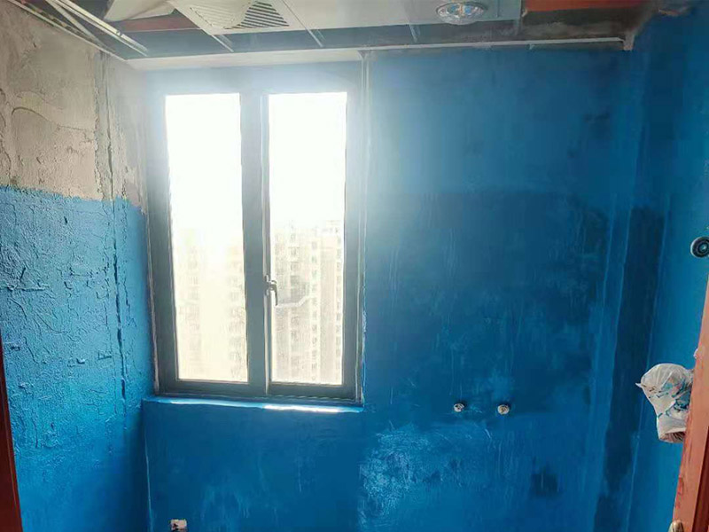 廁所墻面刷防水:廚衛空間管道較多，由于上下水流的通過，管道長期震動容易出現裂紋造成滲漏，且建筑沉降時易造成管口松動而導致漏水。 陰陽角要做圓弧形處理，即將L型部位處理成C型，避免涂刷防水材料的時候造成陰角堆積、陽角漏涂等情況. 找平層的施工要注意，在防水層完工至少24h后再進行。且找平層的施工不能破壞防水層，特別是防水層為柔韌性防水材料是。避免尖銳碎片在找平層中導致防水層刺穿漏水. 瓷磚膠層不同于普通河沙水泥：普通河沙水泥采用背貼法。形成的是非連續、有空鼓的粘結層。而瓷磚膠采用齒型刮板刮成連續的瓷磚膠粘結層，且瓷磚膠具有一定柔韌性能抵抗震動和收縮。添加劑中的乳膠粉在粘結面能形成連續的聚合物層，不僅提高了粘結性能，而且具有一定的防水性能。
