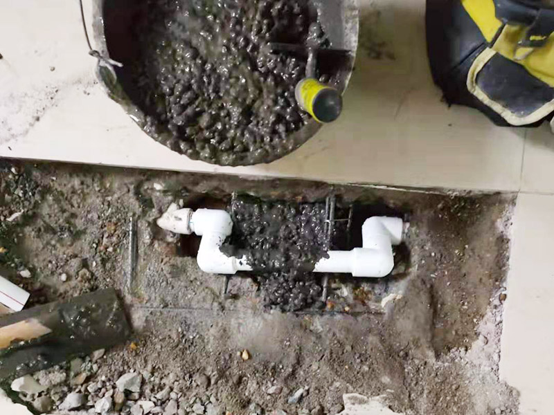 地面暗管漏水更換：最好的辦法就是把滲漏處拆開，截去滲漏的部分，然后采用兩頭焊接束節加一小節水管的辦法，把滲漏處修復。這樣雖然麻煩，但修復效果好，可以達到長期不再滲漏的目的。