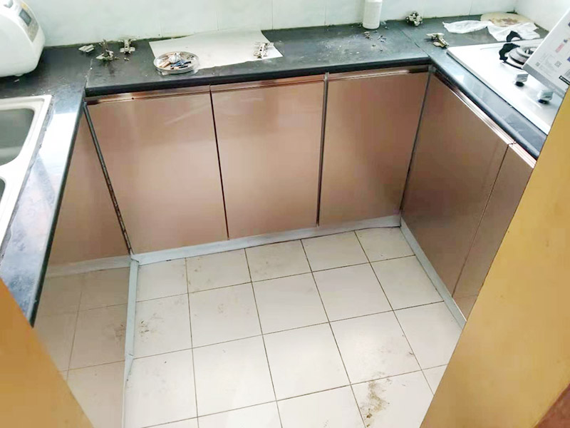 廚房櫥柜門更換：老房子櫥柜門漆脫落，從環保角度來看，建議用貼紙即可，或用墻紙也可，即使將來看膩了，換起來方便；先把櫥柜和衣柜表面清理干凈和平整，可以先把需要的長度裁剪好，找一個桶把墻紙膠和混合物按說明書上調好后。用滾筒把調好后的墻紙膠滾到櫥柜和衣柜表面(記住貼哪里就滾哪里)。把墻紙貼在上面，用刮板把墻紙刮平整，用毛巾在擦干凈，把多余的裁掉。
