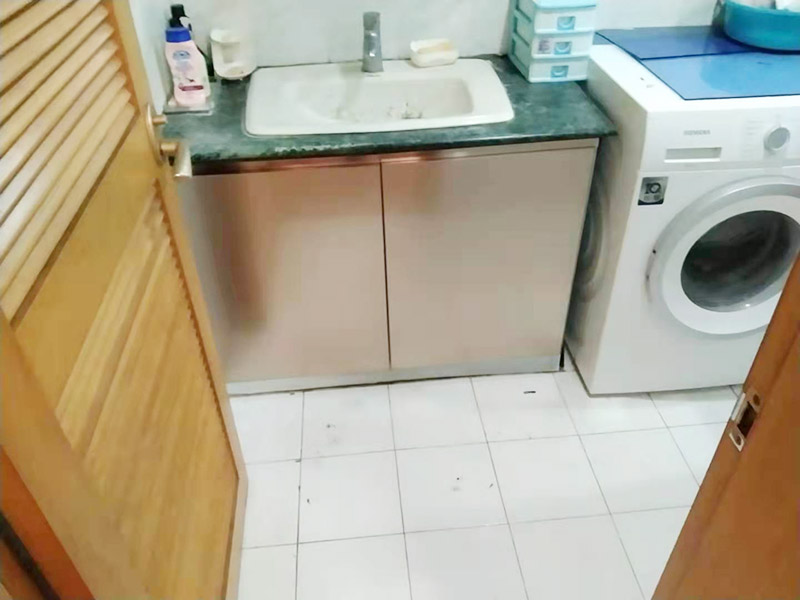 廚房櫥柜門更換：老房子櫥柜門漆脫落，從環保角度來看，建議用貼紙即可，或用墻紙也可，即使將來看膩了，換起來方便；先把櫥柜和衣柜表面清理干凈和平整，可以先把需要的長度裁剪好，找一個桶把墻紙膠和混合物按說明書上調好后。用滾筒把調好后的墻紙膠滾到櫥柜和衣柜表面(記住貼哪里就滾哪里)。把墻紙貼在上面，用刮板把墻紙刮平整，用毛巾在擦干凈，把多余的裁掉。