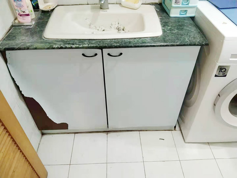 廚房櫥柜門更換：老房子櫥柜門漆脫落，從環保角度來看，建議用貼紙即可，或用墻紙也可，即使將來看膩了，換起來方便；先把櫥柜和衣柜表面清理干凈和平整，可以先把需要的長度裁剪好，找一個桶把墻紙膠和混合物按說明書上調好后。用滾筒把調好后的墻紙膠滾到櫥柜和衣柜表面(記住貼哪里就滾哪里)。把墻紙貼在上面，用刮板把墻紙刮平整，用毛巾在擦干凈，把多余的裁掉。
