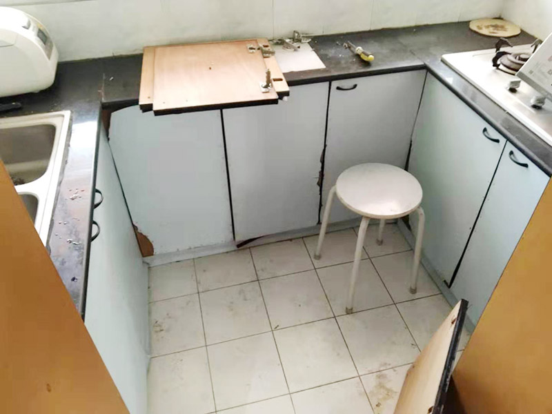 廚房櫥柜門更換：老房子櫥柜門漆脫落，從環保角度來看，建議用貼紙即可，或用墻紙也可，即使將來看膩了，換起來方便；先把櫥柜和衣柜表面清理干凈和平整，可以先把需要的長度裁剪好，找一個桶把墻紙膠和混合物按說明書上調好后。用滾筒把調好后的墻紙膠滾到櫥柜和衣柜表面(記住貼哪里就滾哪里)。把墻紙貼在上面，用刮板把墻紙刮平整，用毛巾在擦干凈，把多余的裁掉。