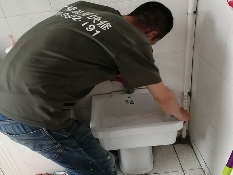 衛生間漏水到樓下怎么處理，來看看成都裝修公司怎么做