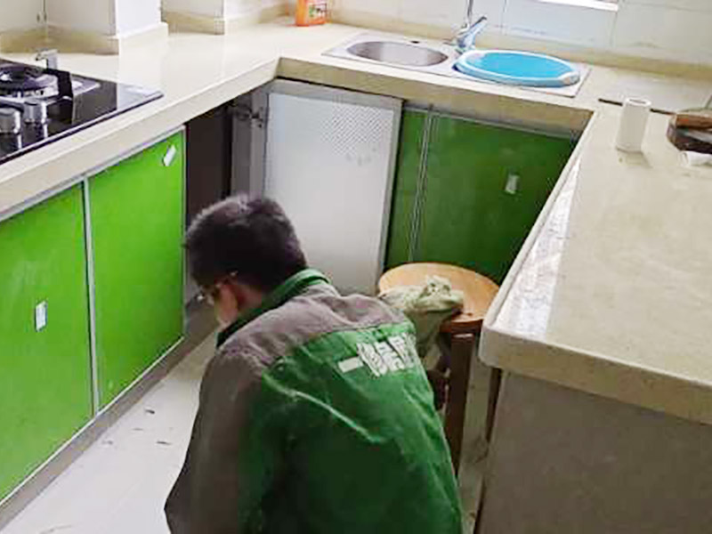 廚房防水有問(wèn)題導(dǎo)致漏水，漏水漏到樓下